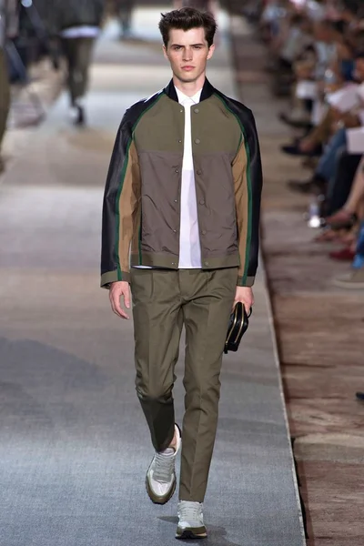 Look 15